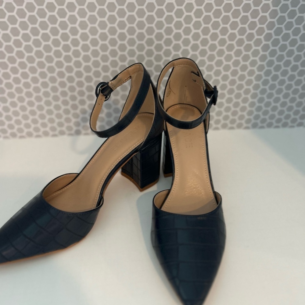 Fisace Women’s Blue Block Heels

Size 7 1/2 - Picture 4 of 7